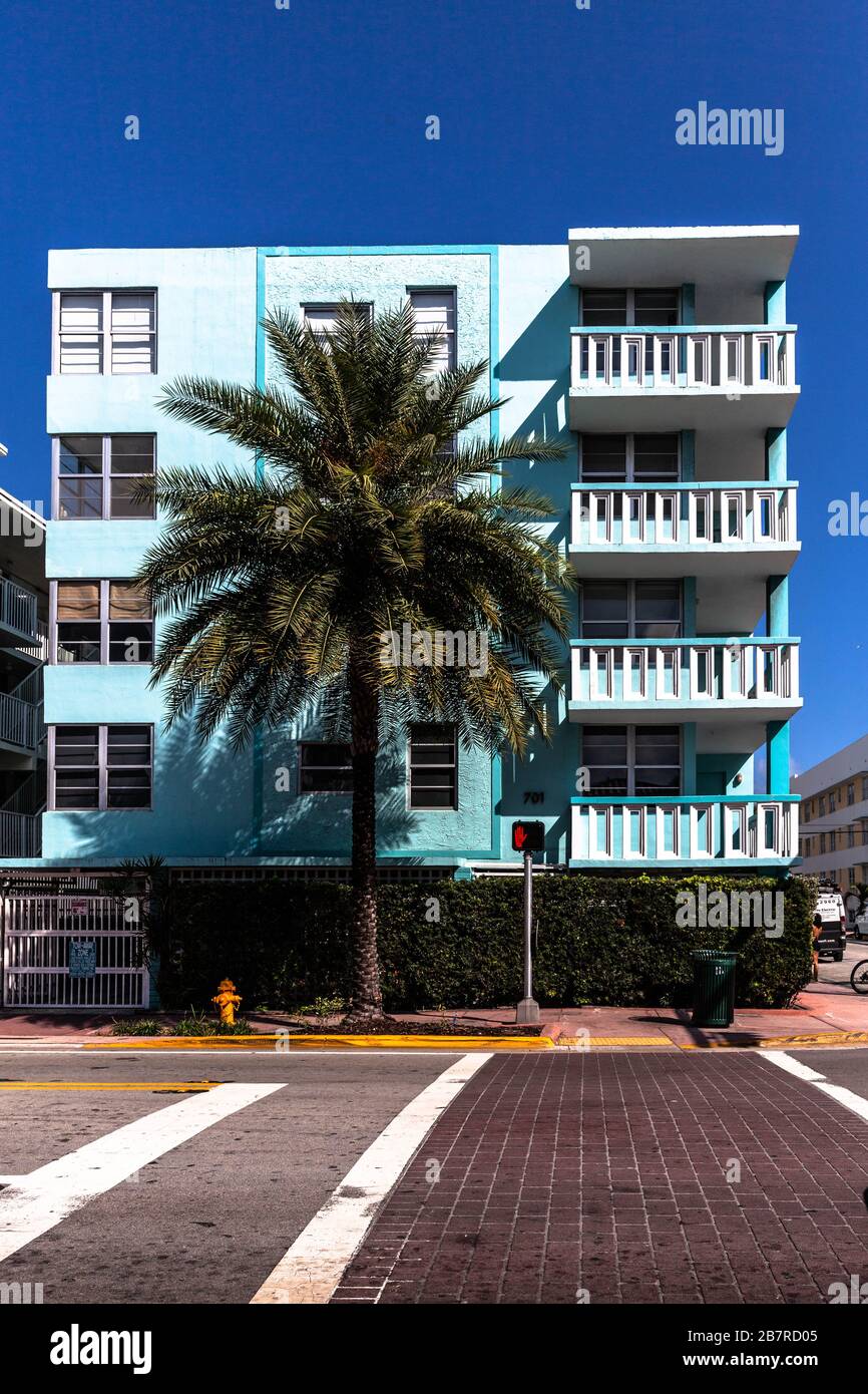 Ein flaches Apartmentgebäude an der Collins Avenue, Miami Beach, Florida, USA. Stockfoto