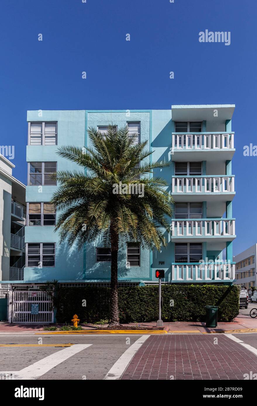 Ein flaches Apartmentgebäude an der Collins Avenue, Miami Beach, Florida, USA. Stockfoto