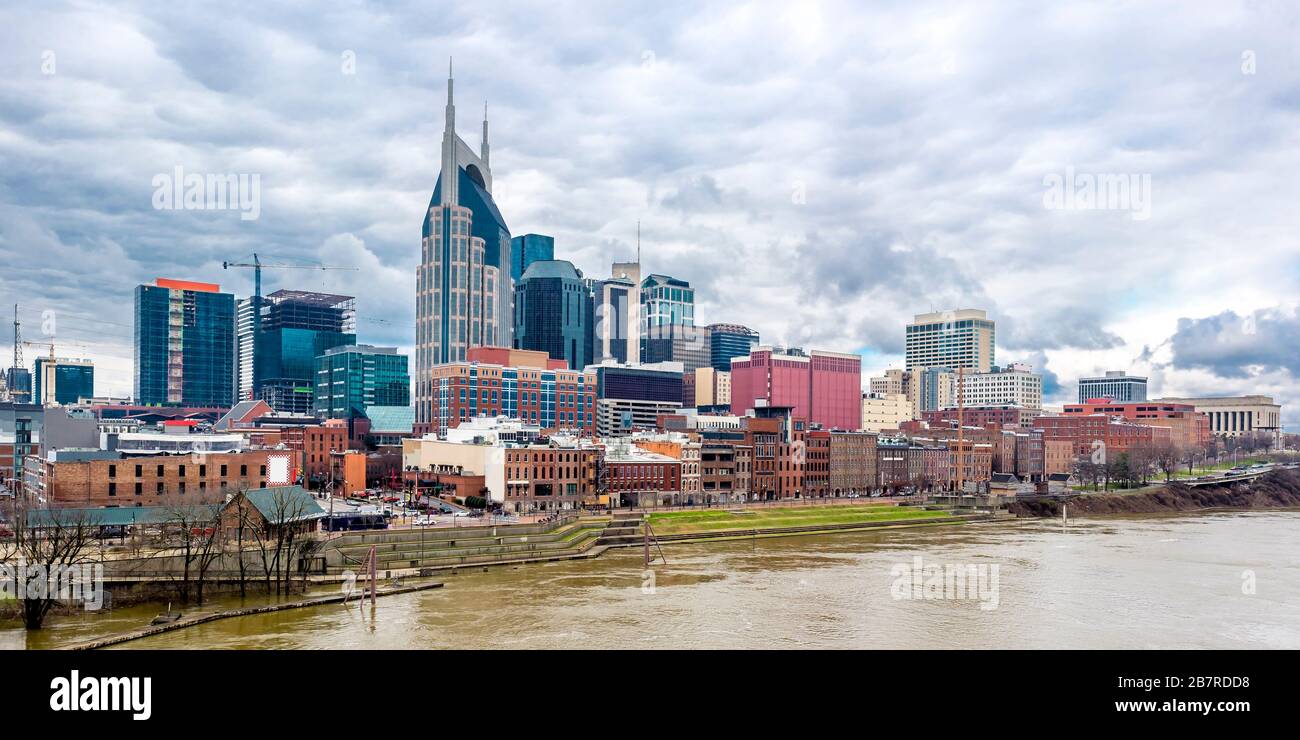 Skyline der Innenstadt von Nashville mit Wolken während des Tages Stockfoto