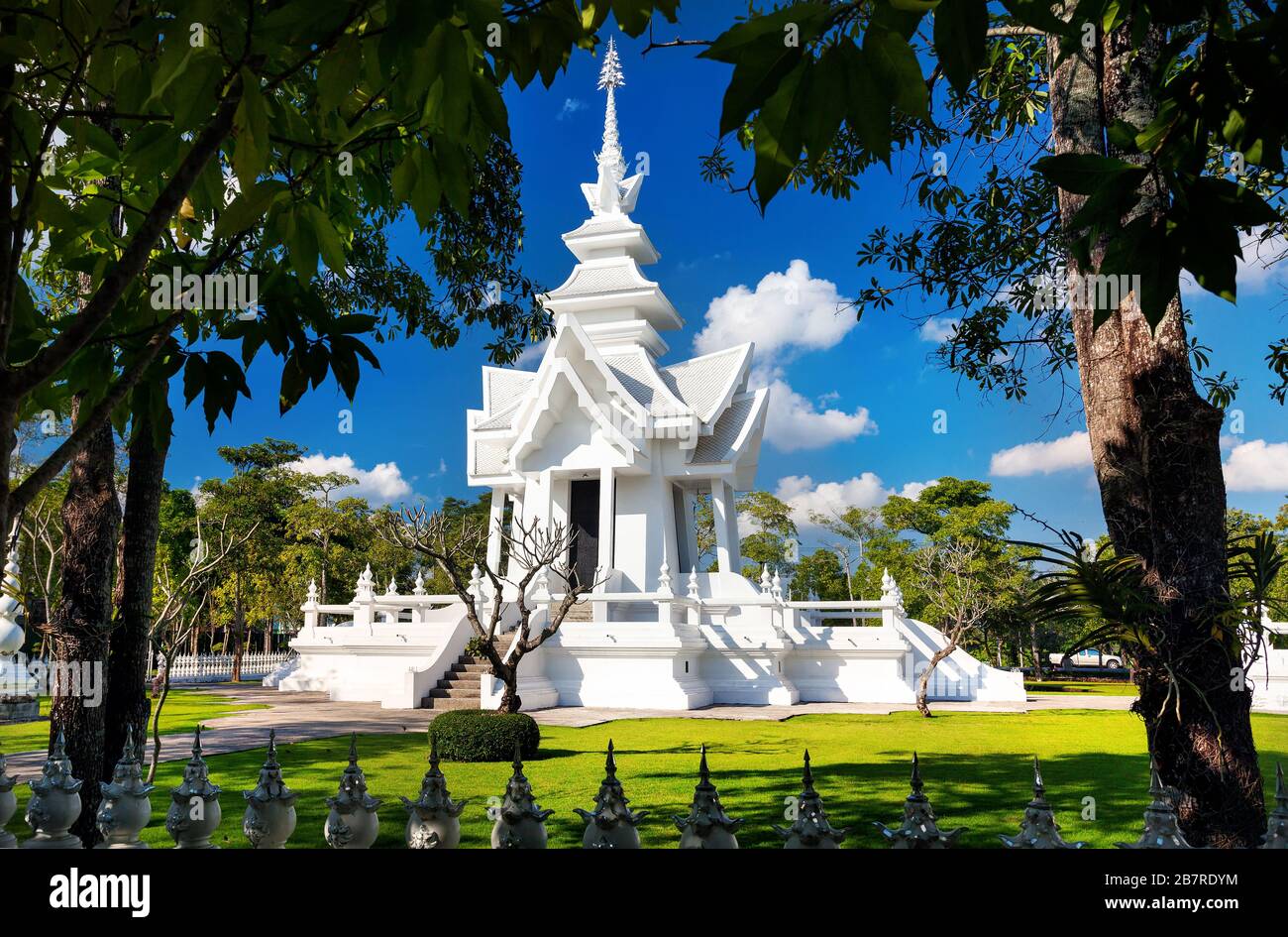 Wat Rong Khun The White Temple mit Teich in Chiang Rai, Thailand Stockfoto