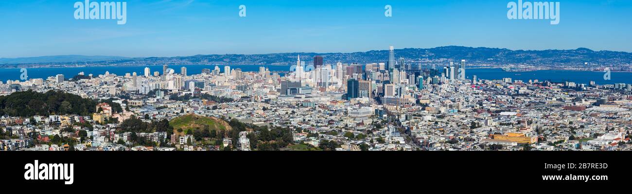 Panoramablick auf San Francisco, Kalifornien, mit blauem Himmel Stockfoto