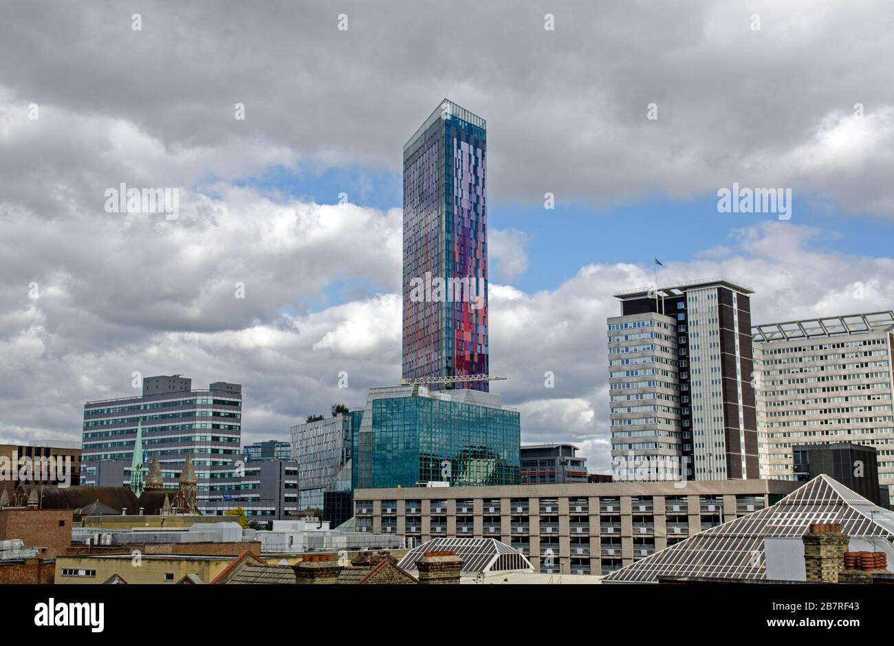 Der Saffron Tower mit markanter violetter und roter Verkleidung mitten in Croydon, South London. Stockfoto