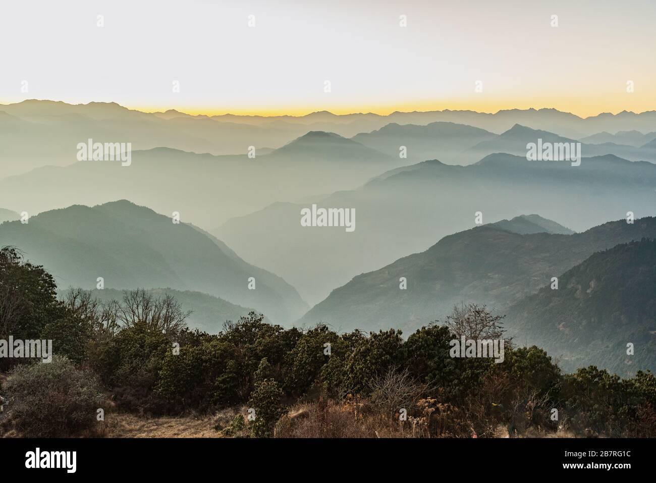 Gestapelte Bergrücken während der goldenen Stunde des Sonnenuntergangs vom Poonhill Ghorepani Nepal aus gesehen Stockfoto