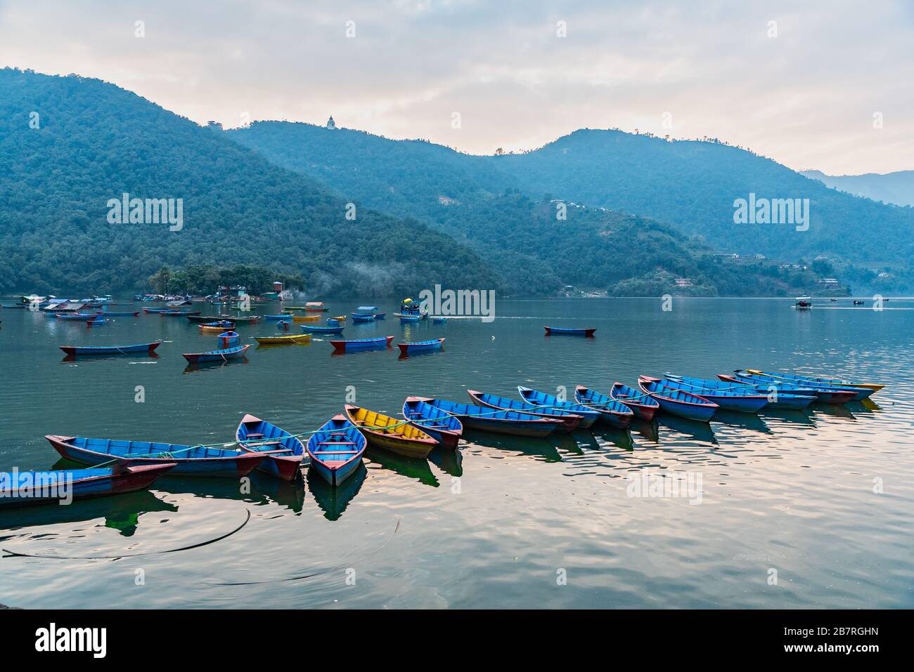 Schöner Blick auf Boote, die am Phewa-See in Pokhara Nepal angedockt sind Stockfoto