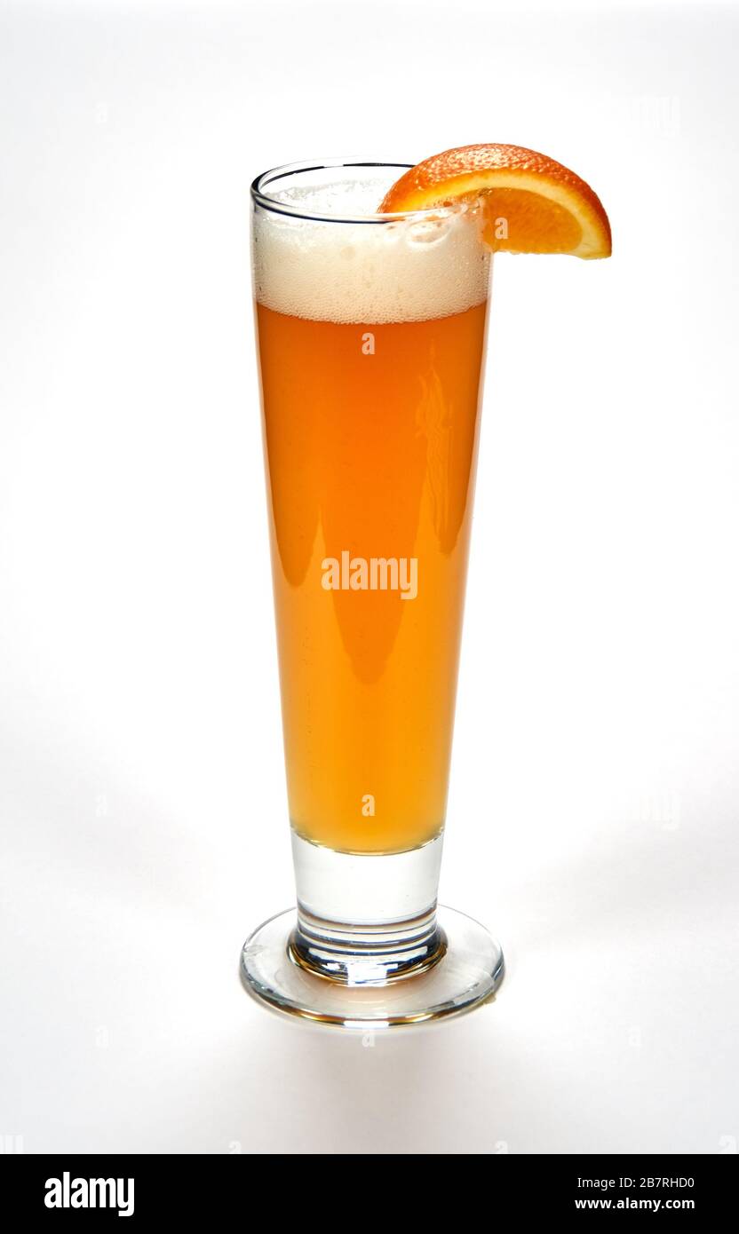 Hochkugelhohes Glas ungefiltertes Weißbier mit einer Schicht Orange über weißem Hintergrund. Bier ist eines der ältesten, beliebtesten und am häufigsten konsumierten Stockfoto