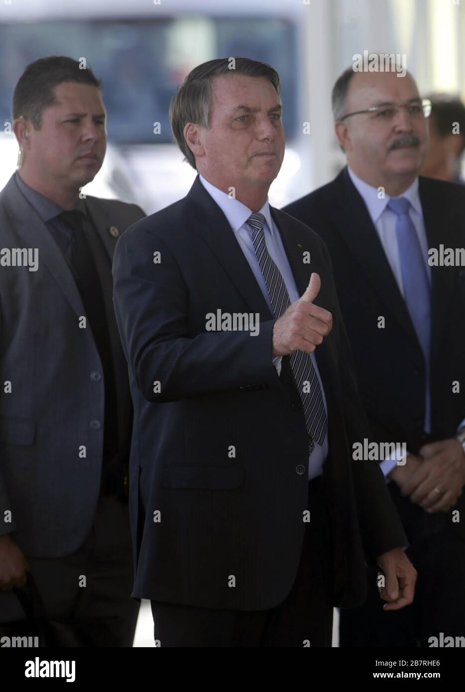 Brasilia, Brasilien. März 2020. Der brasilianische Präsident Jair Bolsonaro (Front) kommt am 17. März 2020 im Alvorada-Palast in Brasilia, Brasilien, an. Der brasilianische Präsident Jair Bolsonaro gab am Dienstagabend auf seinem verifizierten Social-Media-Konto bekannt, dass sein zweiter Coronavirus-Test negativ sei. Bolsonaro unterzog sich am Dienstag einem zweiten Test, um festzustellen, ob er mit COVID-19 infiziert war, nachdem 13 Mitglieder seines Gefolges bei einer kürzlichen Reise in die Vereinigten Staaten positiv getestet haben. Credit: Lucio Tavora/Xinhua/Alamy Live News Stockfoto