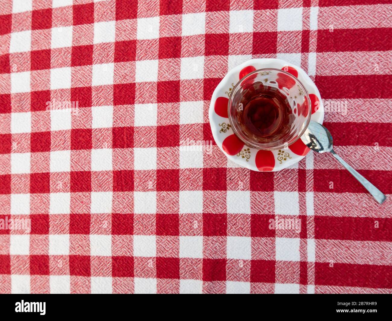 Trinken Sie traditionellen türkischen Tee im Glas am Meer von izmir, Türkei Stockfoto