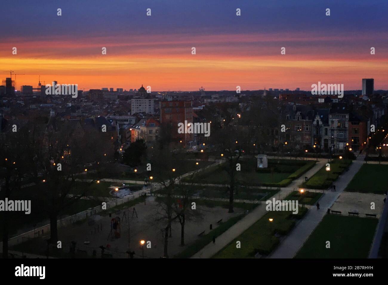 (200318) -- BRÜSSEL, den 18. März 2020 (Xinhua) -- Foto vom 17. März 2020 zeigt Blick auf einen Park in Brüssel, Belgien. Die belgische Premierministerin Sophie Wilmes kündigte am Dienstag an, dass die Bürger von Mittwoch bis 5. April zu Hause bleiben müssen, da das Land die Maßnahmen zur Eindämmung der Ausbreitung von Coronavirus verstärkt. Wilmes kündigte dies nach einer Sitzung des nationalen Sicherheitsrates auf einer Pressekonferenz an. Sie sagte, dass die Bürger zu Hause bleiben müssen, mit Ausnahme von Reisen, die als notwendig erachtet werden, wie zum Beispiel Apotheken, Banken und Supermärkte. Belgien verzeichnete insgesamt 1.243 CO Stockfoto