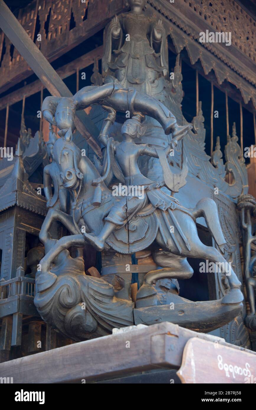 Myanmar: Kloster Bagan- Salay Yoke Sone, Bild mit Seider auf dem Pferd, der akrobat ausführt - auf dem façade. Sie wurde von U Boe Kyi und Hi gebaut Stockfoto Myanmar: Kloster Bagan- Salay Yoke Sone, Bild mit Seider auf dem Pferd, der akrobat ausführt - auf dem façade. Sie wurde von U Boe Kyi und Hi gebaut Stockfoto