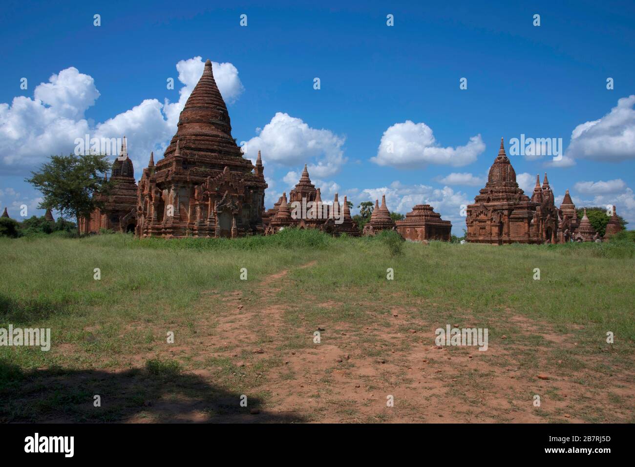 Myanmar: Bagan - Allgemeine Ansicht der buddhistischen Tempel und Gedenkstupas auf dem Weg in die Altstadt von Baagan. Stockfoto