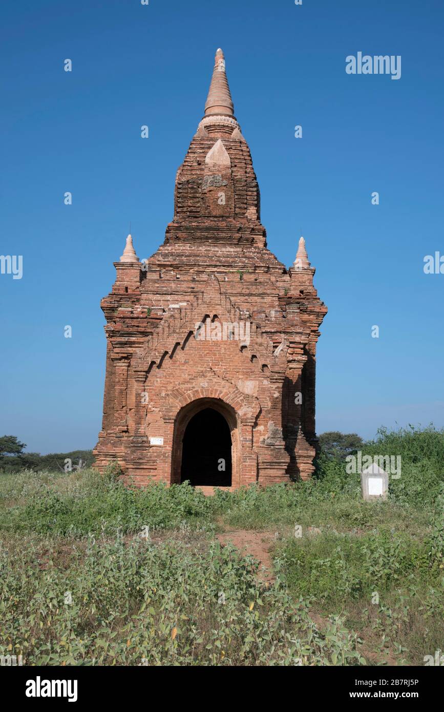 Myanmar: Bagan - EIN kleiner Buddha-Tempel mit einer Turmspitze auf dem Shikara, in der Nähe des thailändischen Yopane-Tempels. Blick aus Richtung Osten. Stockfoto