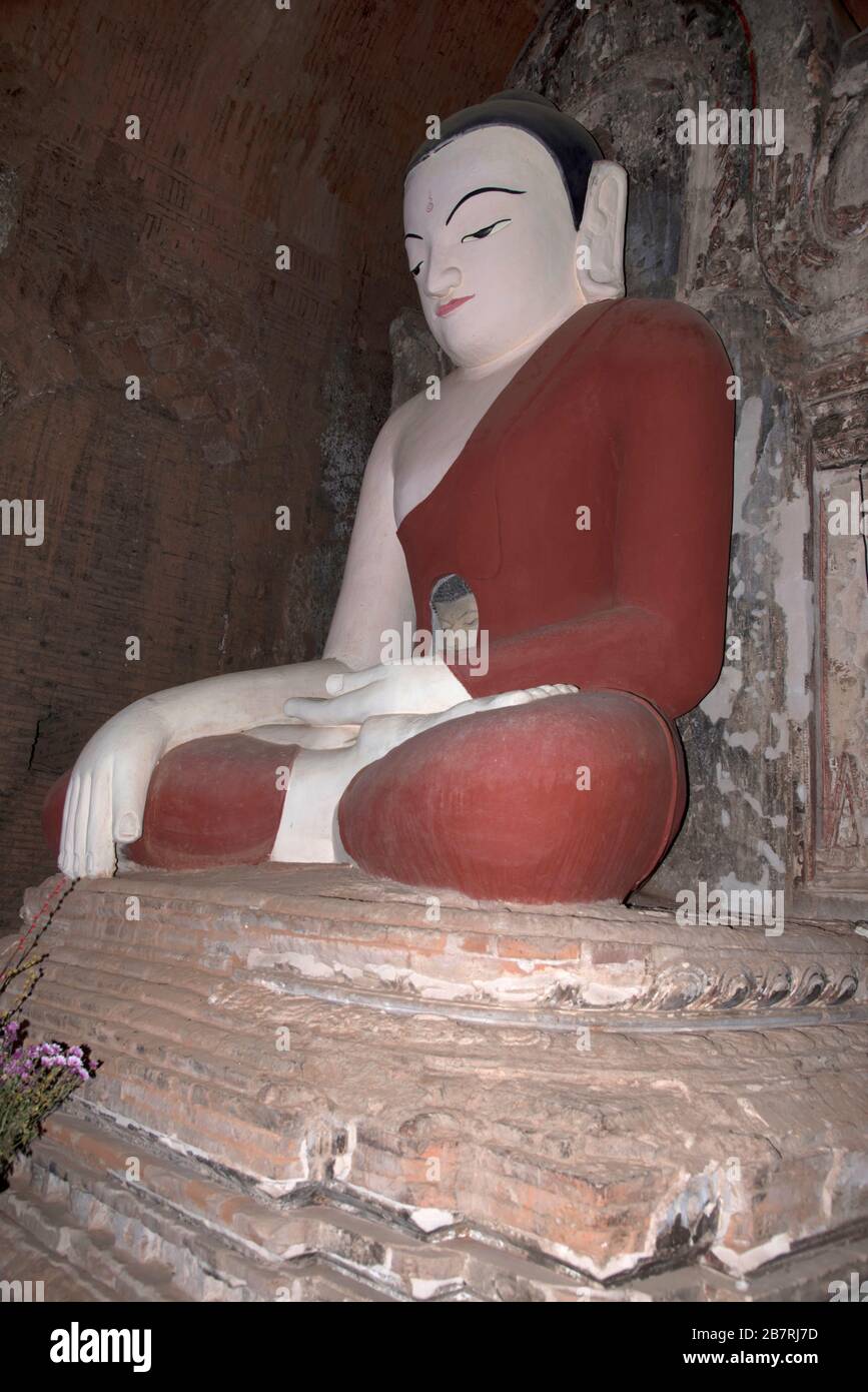 Myanmar: Bagan - Thak Yapone Tempel - sitzender Buddha in Padmasana mit Bhumi Sparsha Mudra. Seitenansicht. Stockfoto