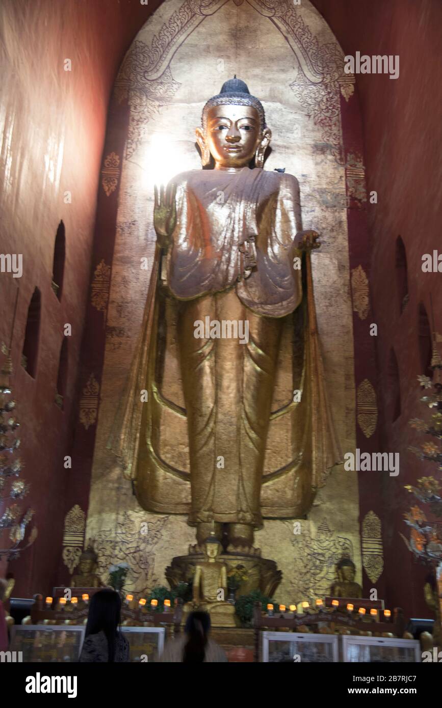 Myanmar: Bagan- Ananda-Tempel, stehender Buddha in Abhaya mudra (boon giving). Stockfoto