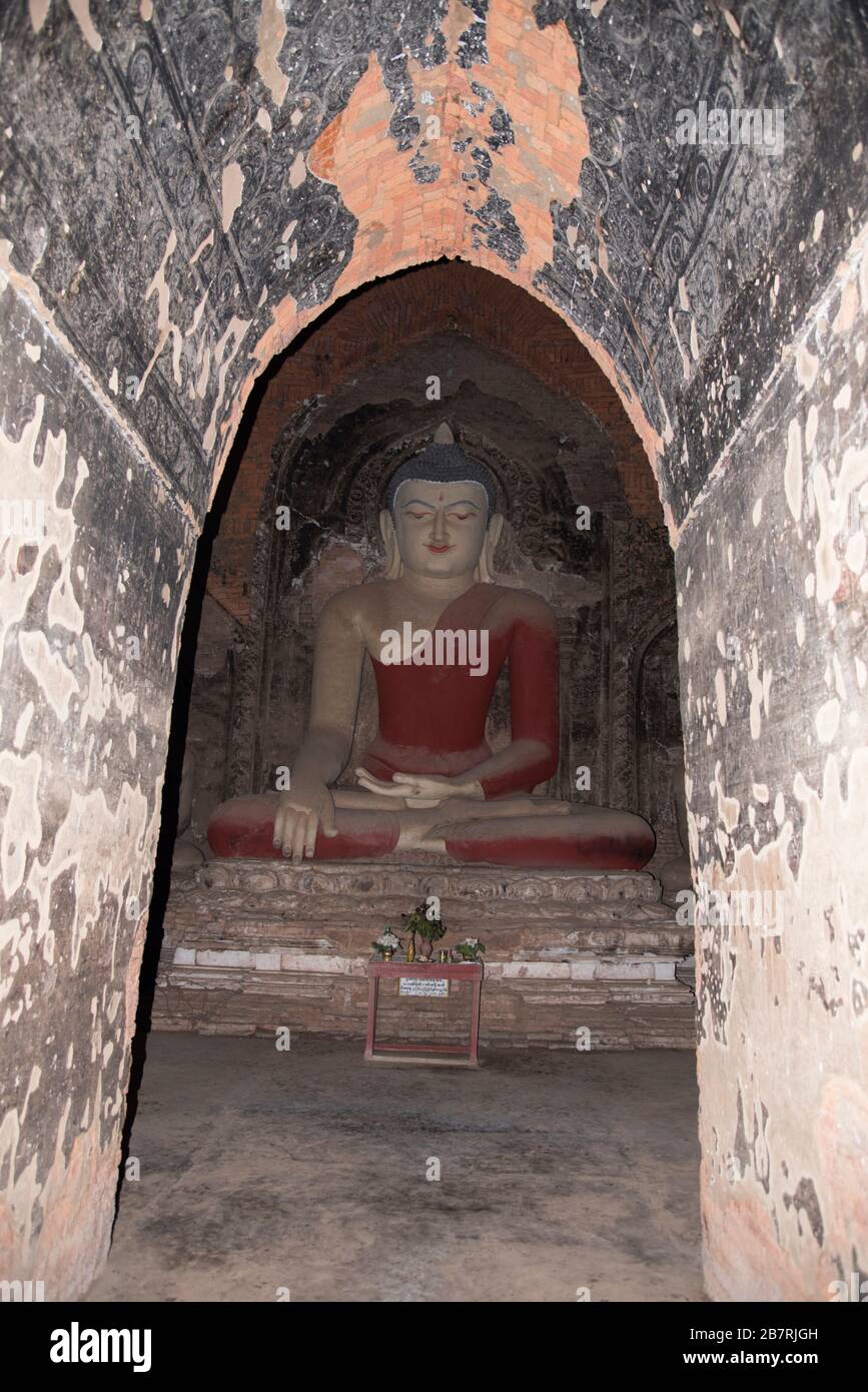 Myanmar: Bagan - Patho-hta-mya- Hpaya circa. Sitzender Buddha im Padmasana mit Varada Mudra im Schrein. Frühe 11.. Jahrhundert A.D. Stockfoto