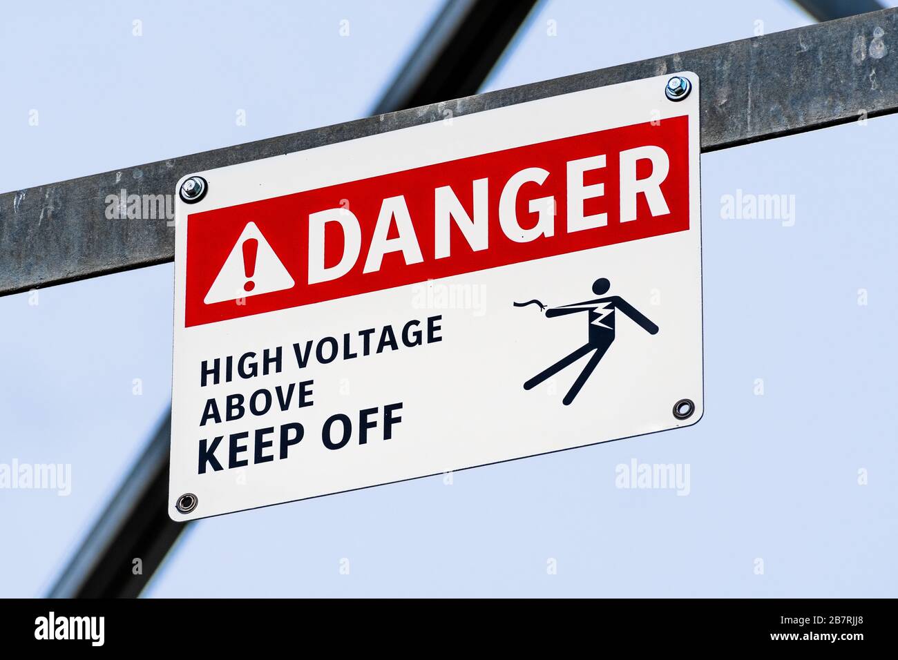 Gefahrenbereich, Hochspannung oben, Schild auf einem Elektrizitätsturm abhalten Stockfoto