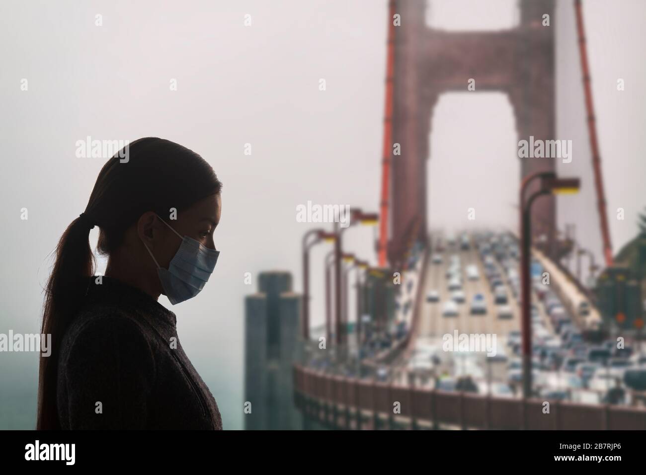 Coronavirus in Kalifornien. Frau mit chirurgischer Maske für Corona-Virus-Kovid-19-Schutz in San Francisco, USA, vor der Golden Gate Bridge. Kalifornien, Amerika. Stockfoto
