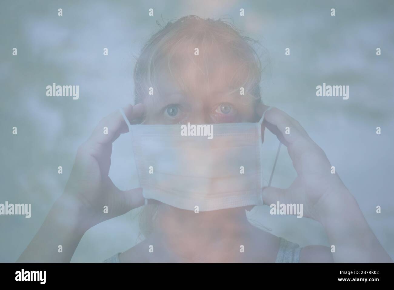 Frau, die eine medizinische Gesichtsmaske aufsetzt - Zusammensetzung Stockfoto