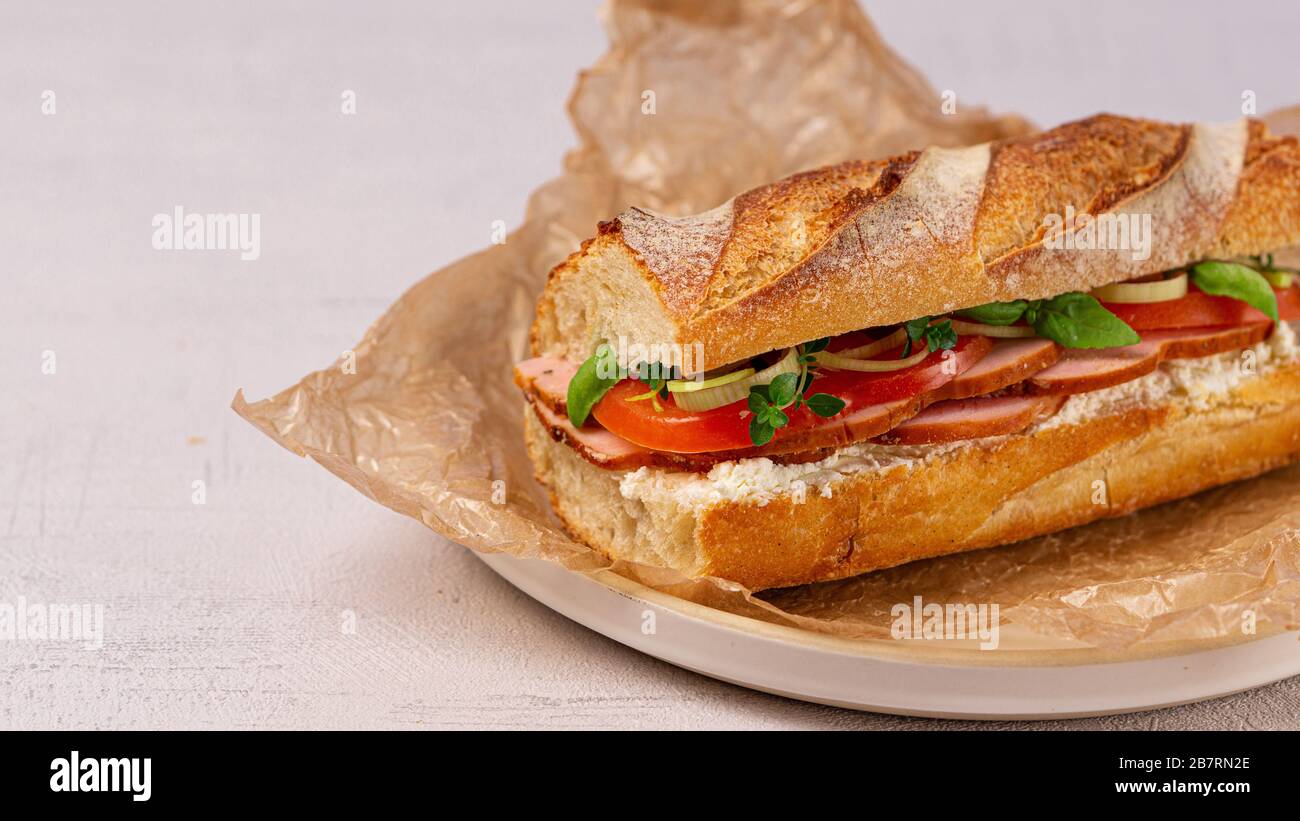 Geschlossenes Ham-Sandwich. Fast Food. Gesund. Mittagessen, Frühstück, Snack. Stockfoto