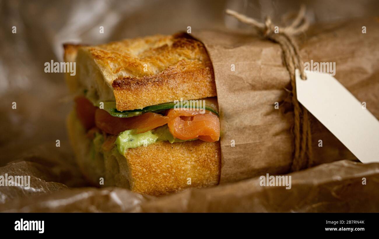 Lachs-Sandwich mit Avocado. Vegetarisches gesundes Essen. Stockfoto