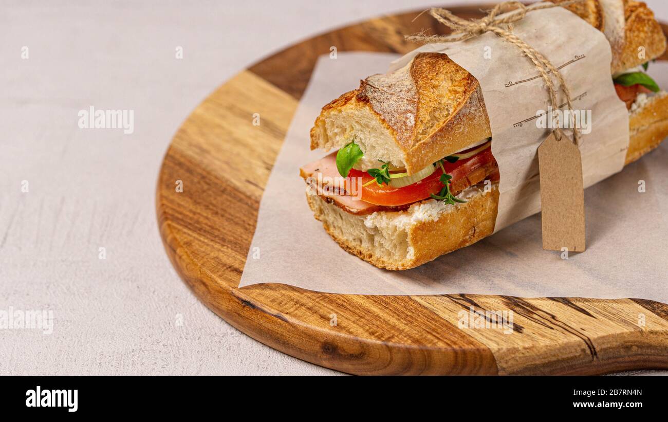 Schinken, Tomaten, geschlossenes Sandwich mit Weichkäse. Fast Food. Mittagessen, Snack Stockfoto