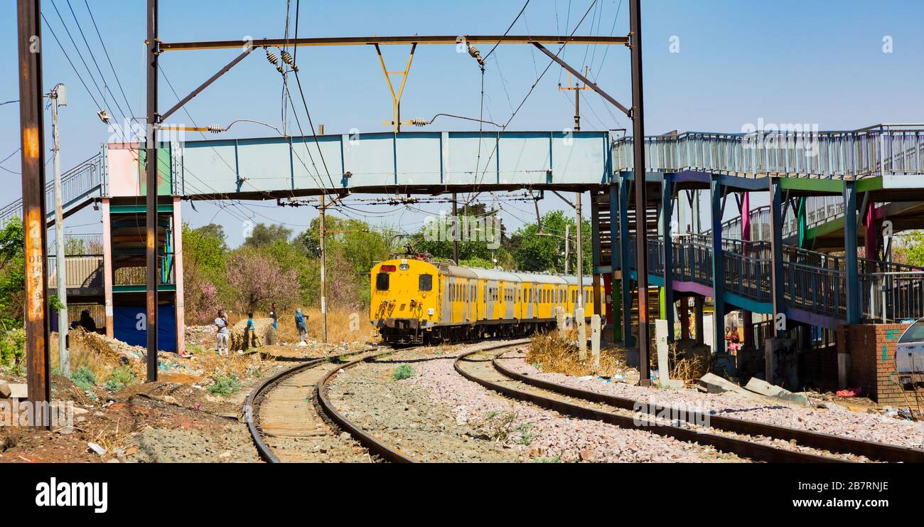 Soweto, Südafrika - 08 September 2018: S-Bahn durch das Herz von Soweto, Johannesburg verschieben Stockfoto