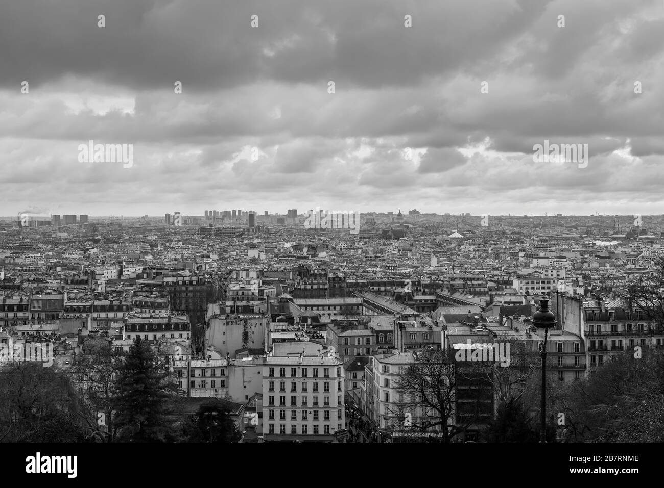 Paris, Frankreich - 24. Dezember 2018: Luftpanorama über Dächern in einem Paris. Schwarzweißfotografie. Architektur und Wahrzeichen von Paris. Stockfoto