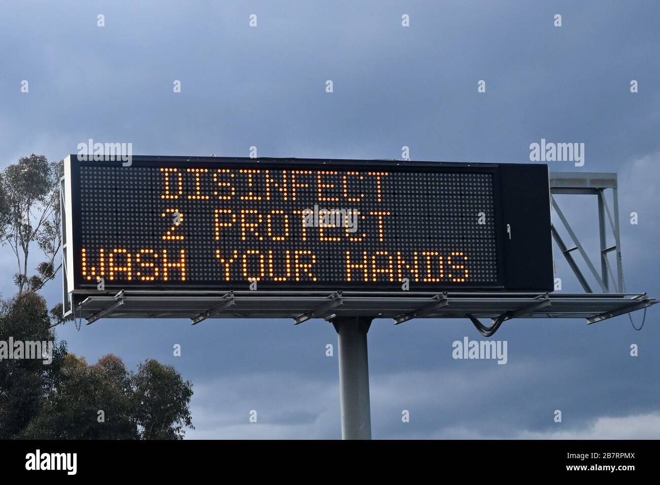 Caltrans Autobahn-Hinweistafel auf der Interstate 210 West mit den Worten "Schutz 2". Waschen Sie sich die Hände als Reaktion auf den Ausbruch der Coronavirus COVID-19-Pandemie, Dienstag, 17. März 2020, in Pasadena, Kalifornien (Foto von IOS/Espa-Images) Stockfoto