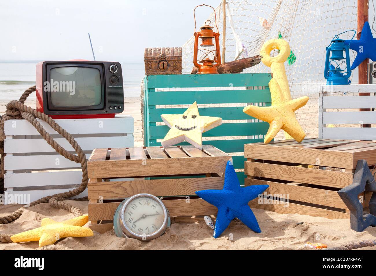 Fotostand am Strand eingerichtet. Sommer-, Surf- und Angelthema für eine Eventparty oder Geburtstag. Stockfoto