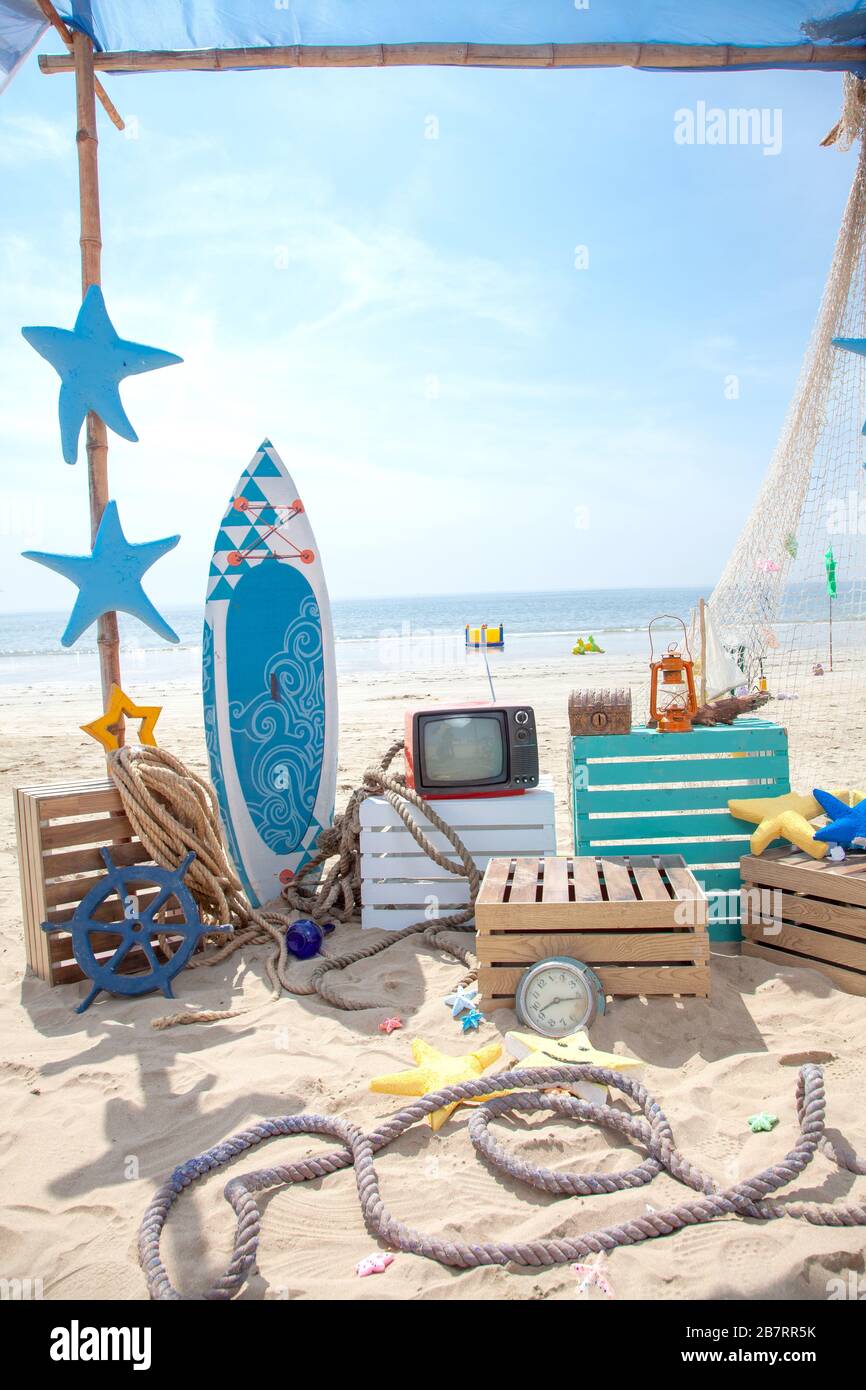 Fotostand am Strand eingerichtet. Sommer-, Surf- und Angelthema für eine Eventparty oder Geburtstag. Stockfoto
