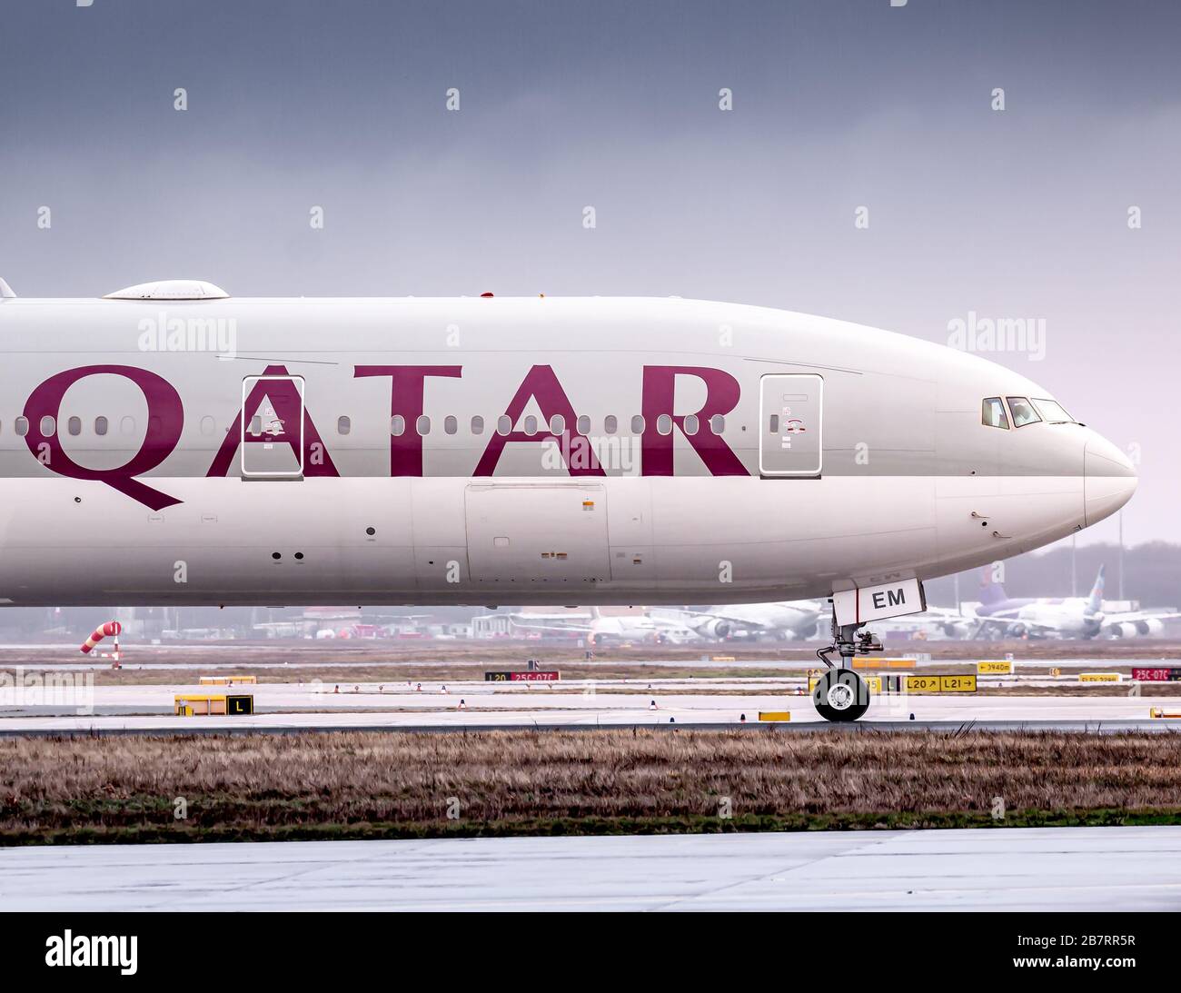 Frankfurt, Deutschland - 25. Februar 2020: Qatar Boeing 777 Flugzeug am Flughafen Frankfurt Int'l (FRA) in Deutschland. Boeing ist eine Flugzeughersteller-Basis Stockfoto