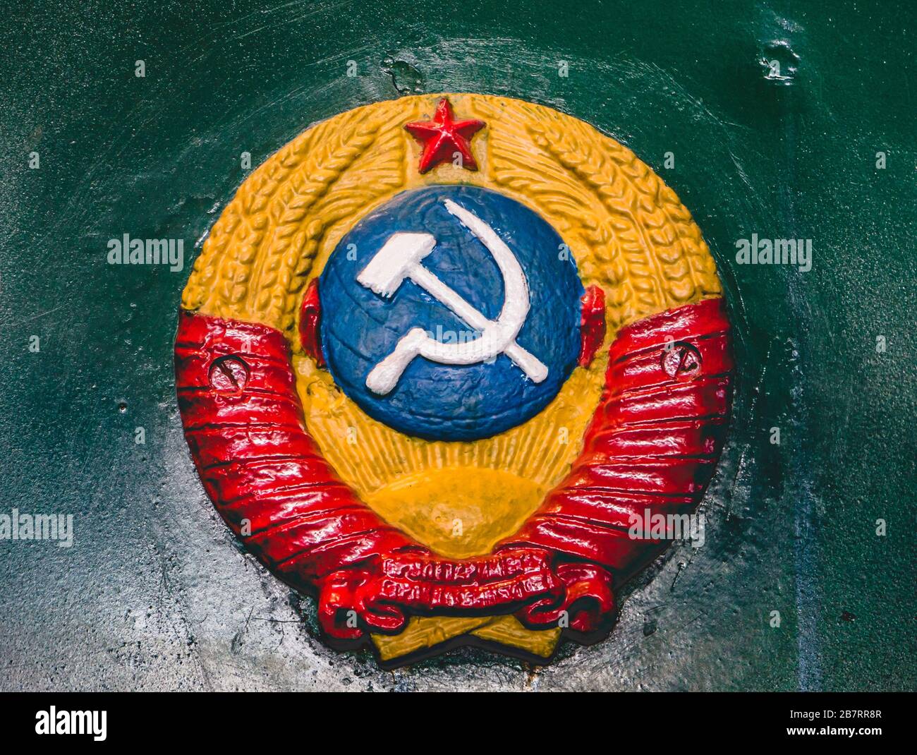 Altes retro-ehemaliges Wappen der Sowjetunion an der Wand der Zugslok Stockfoto