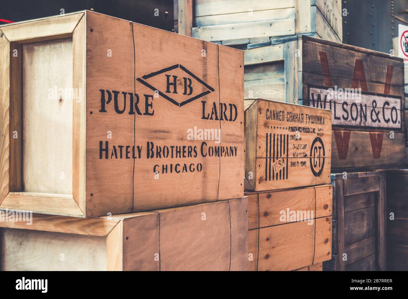 Installation von Holzkisten mit Vintage-Logo und Artikeln für die Lieferung bereit Stockfoto