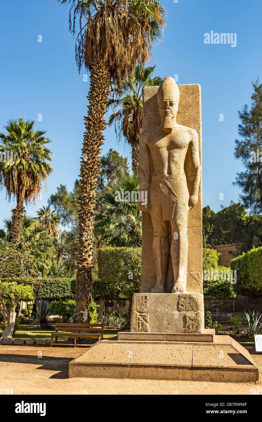 Geschnitzte Statue von König Ramesses II. Im Memphis-Museum. Ägypten, aus rotem Granit Stockfoto