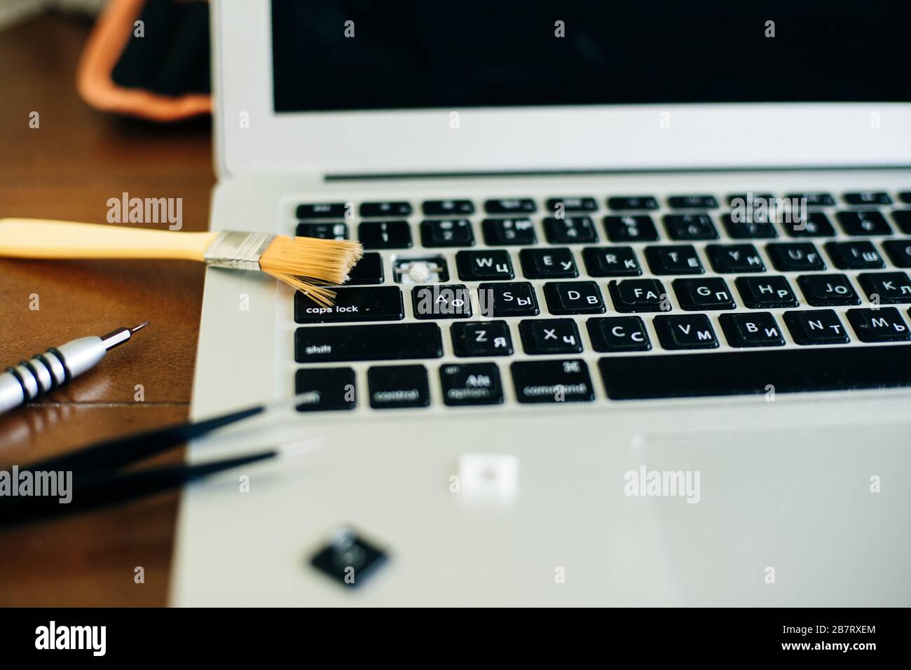 Schraubendreher und Ersatzteile von einem Laptop. Tastatur, Pinsel, Tasten.  Reparatur des Laptops Stockfotografie - Alamy