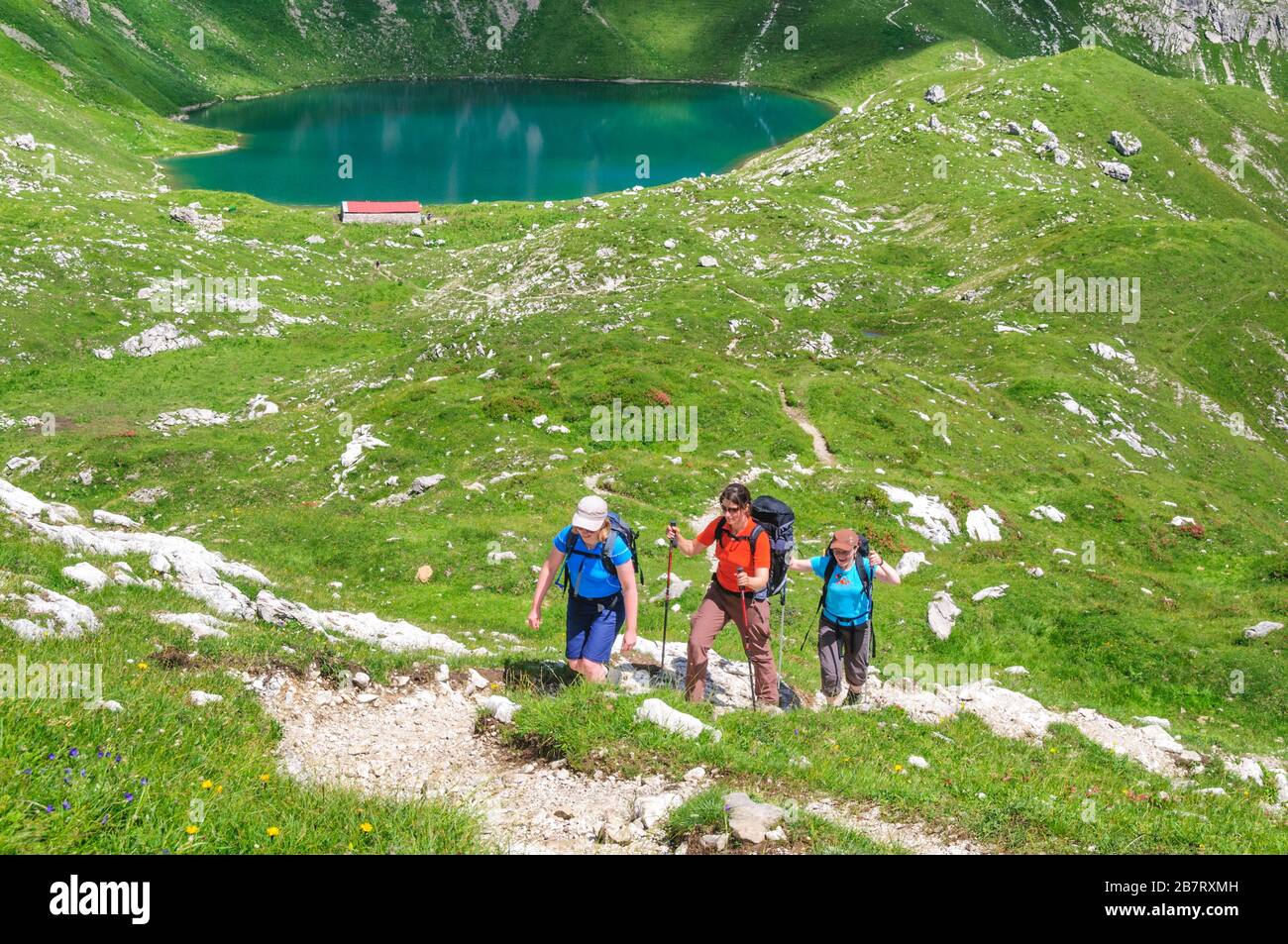 Wanderer unterwegs in einem sehr einsamen Teil der Allgäuer Alpen Stockfoto