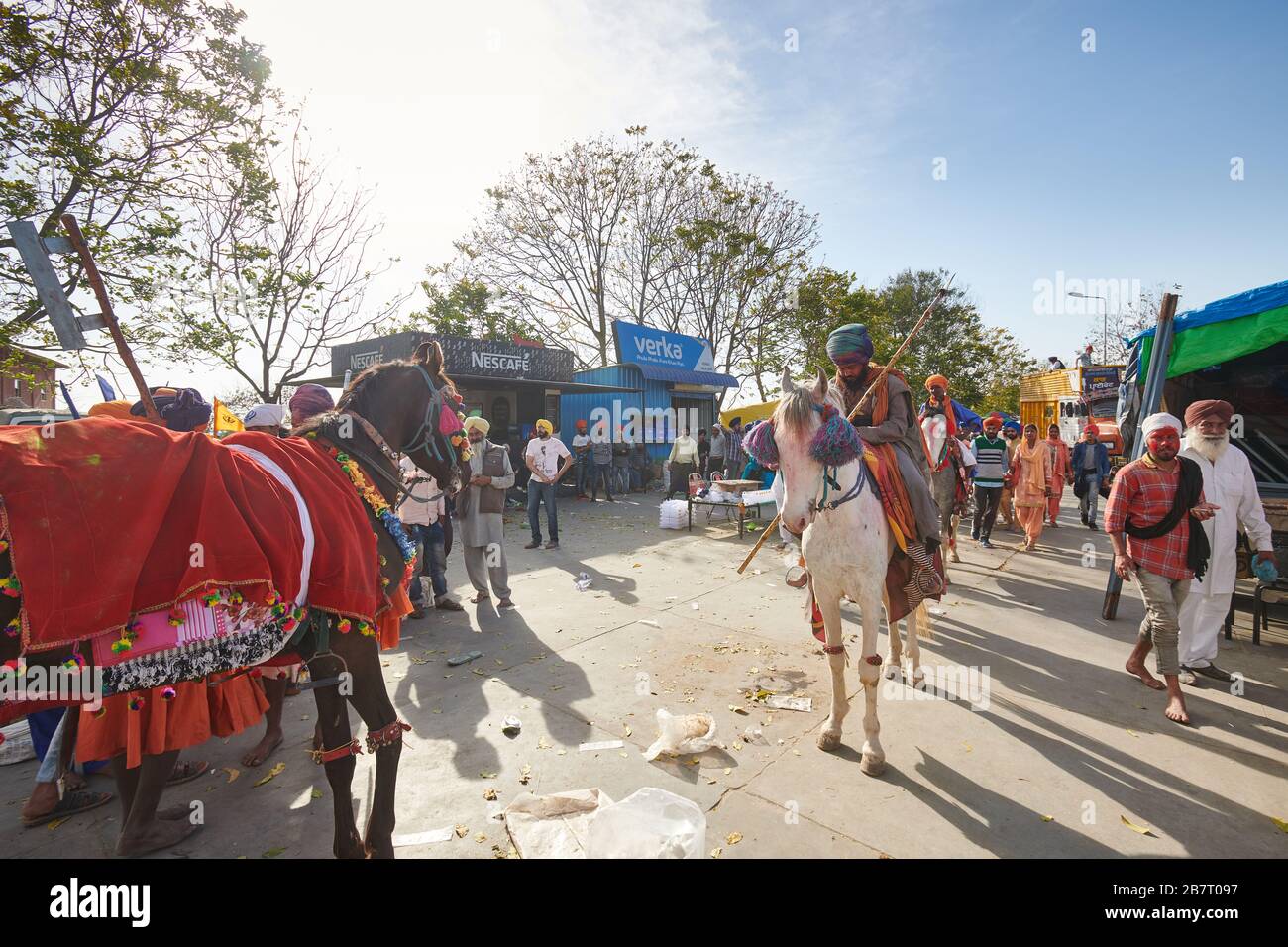 Ein Nihang Singh Sikh auf dem Pferd zurück während des Festivals von Hola Mohalla in Anandpur Sahib in Punjab Stockfoto