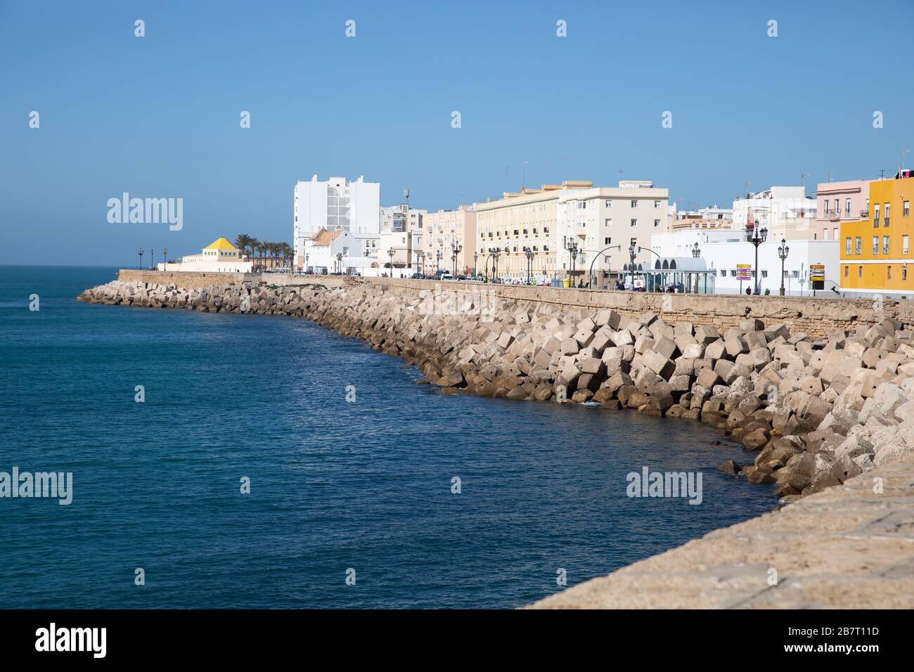 Blick entlang der Küste in Cadiz, Spanien Stockfoto