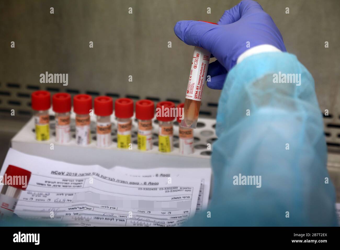 (200318) -- TEL AVIV, 18. März 2020 (Xinhua) -- ein israelischer Forscher führt am 17. März 2020 Tests zur Diagnose von Coronavirus im Ichilov Hospital in Tel Aviv, Israel durch. Israels Premierminister Benjamin Netanyahu kündigte am Dienstag einen deutlichen Anstieg der täglichen Anzahl von Tests zur Diagnose von Coronavirus an. Bisher wurden in Israel nur wenige hundert Tests pro Tag durchgeführt, die laut Gesundheitsministerium maximal etwa 1.000 pro Tag erreichen. Netanyahu zufolge wird die Zahl der Tests bald auf 3.000 pro Tag steigen und später sogar 5.000 pro Tag erreichen. (Gideon Markow Stockfoto