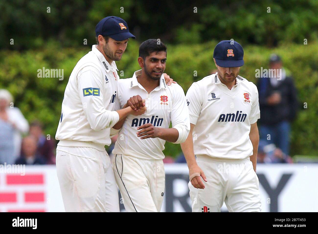 Ravi Patel aus Essex (C) wird von seinen Teamkollegen gratuliert, nachdem er das Wicket von Joe Dilly genommen hat Stockfoto