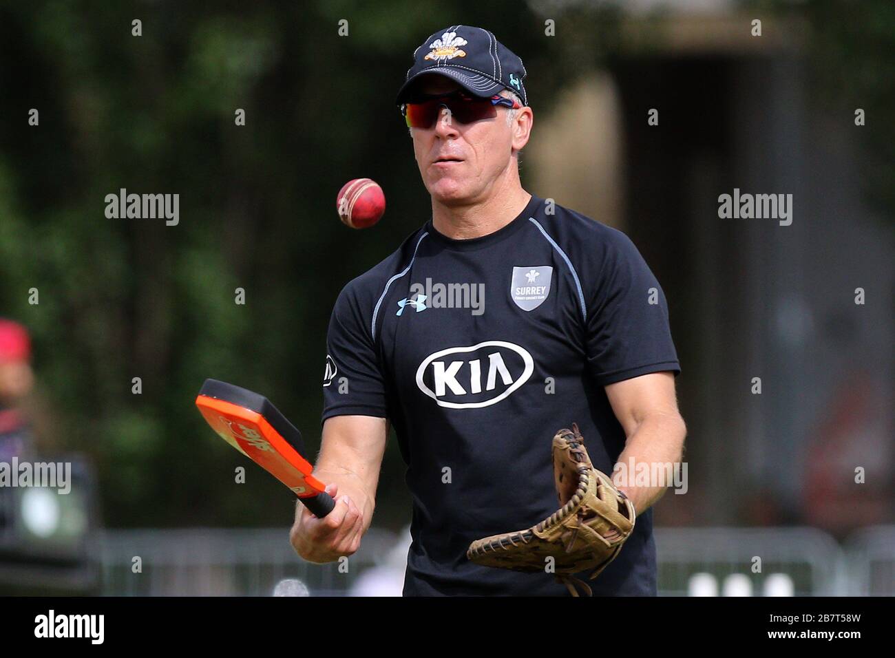 Surrey CCC Director von Cricket Alec Stewart jongliert den Ball während des Aufwärmens Stockfoto