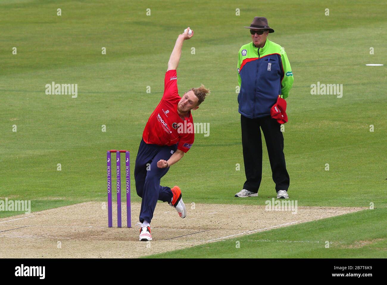 Jamie Porter beim Bowling für Essex Eagles Stockfoto