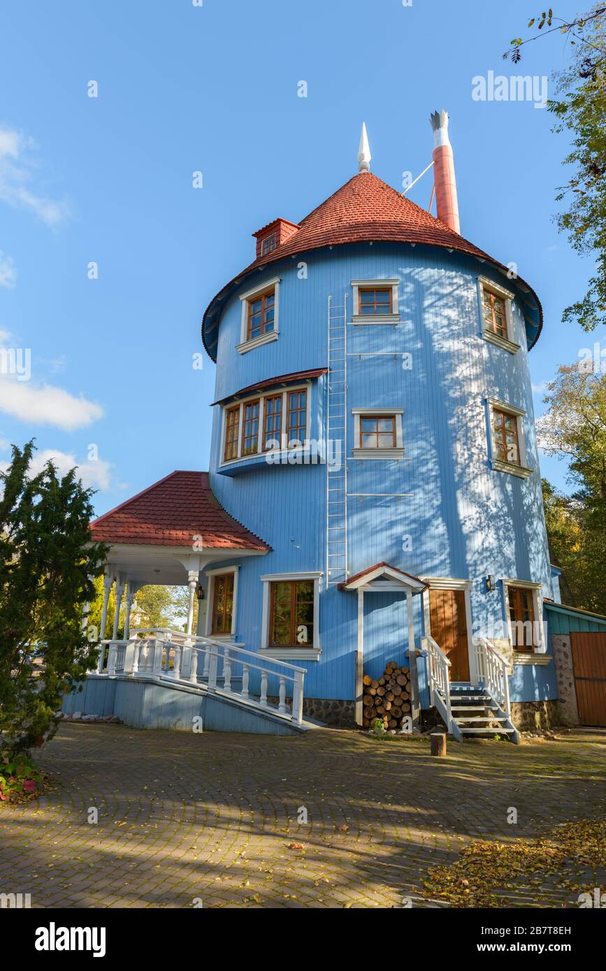 Struktur des kreativen blauen Holzhauses, umgeben von gesunden grünen Bäumen Stockfoto