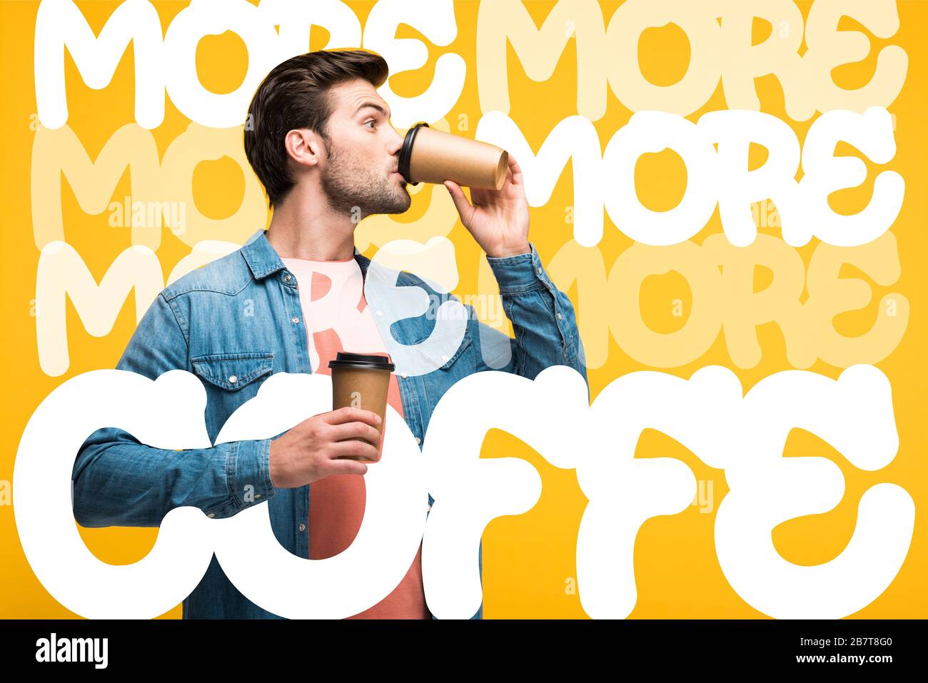 Gutaussehender Mann, der Kaffee trinkt, um sich isoliert auf Gelb mit mehr Kaffeeabbildung zu begeben Stockfoto