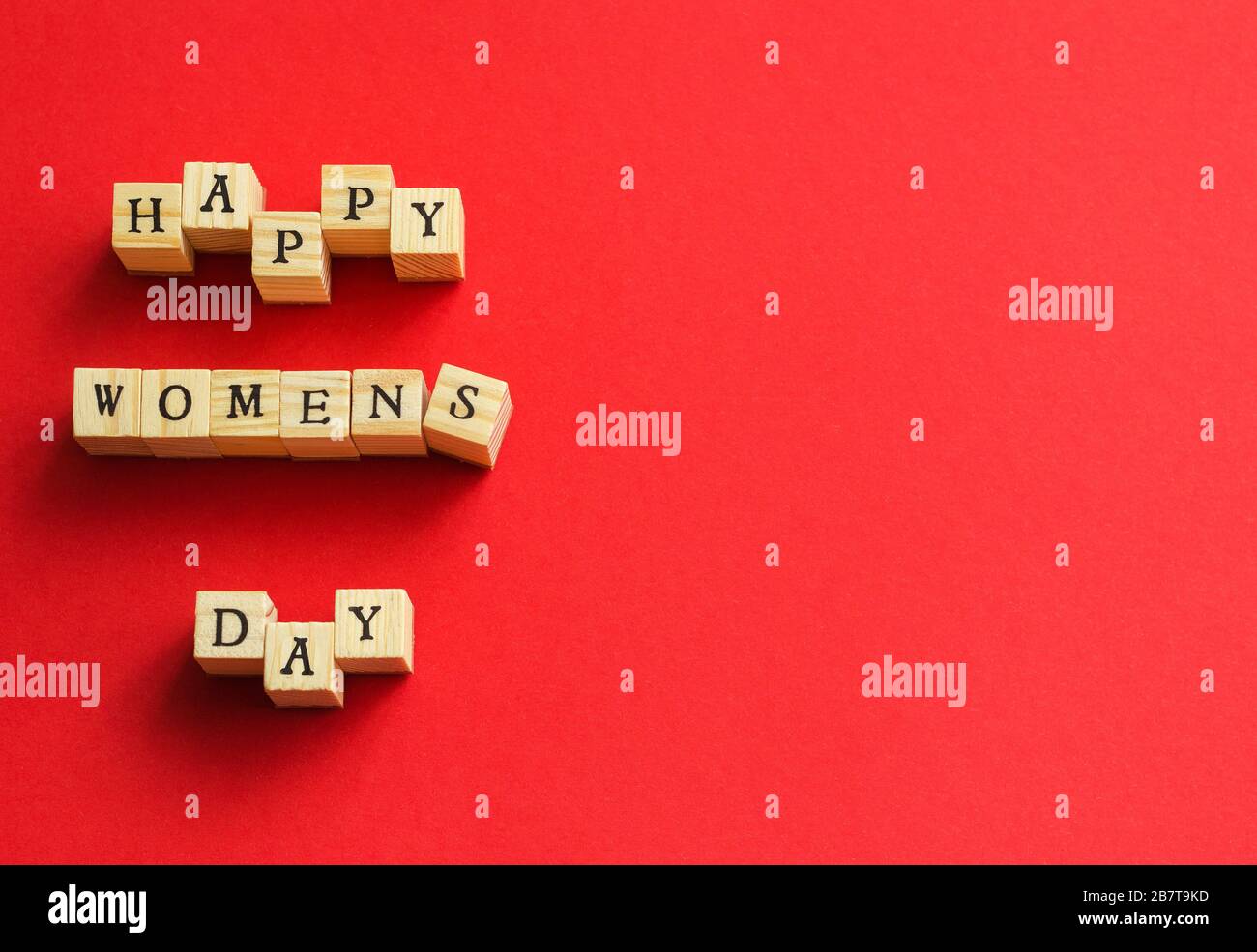 Happy Damen Day aus Holzwürfeln mit Buchstaben gefaltet Stockfoto