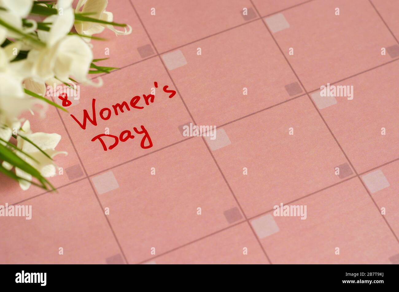 Aufschrift "Happy Women's Day" im rosafarbenen Kalender Stockfoto