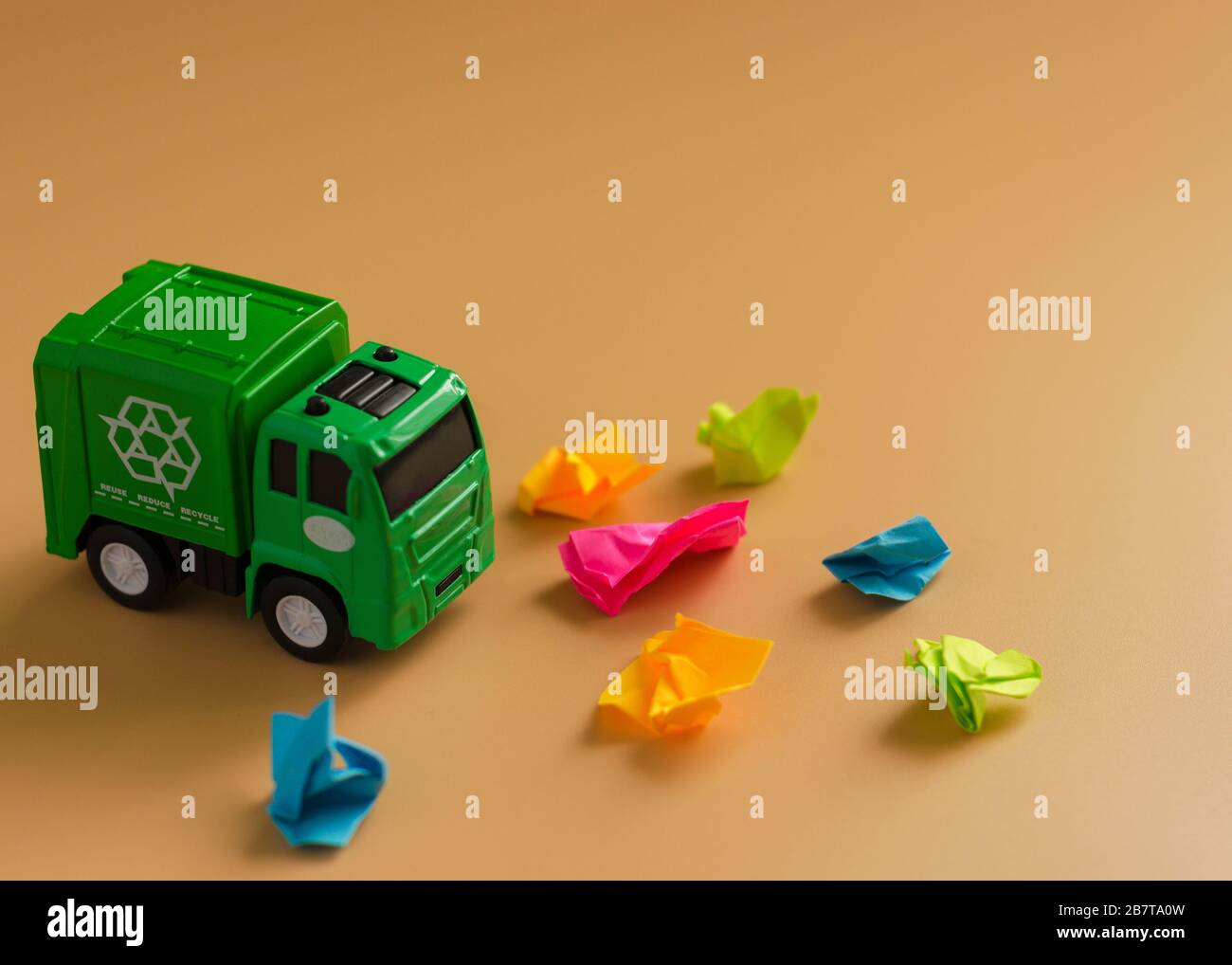 Wörter, die aus Buchstaben auf Holzwürfeln gefaltet sind, reduzieren, wiederverwenden, recyceln 2 Stockfoto