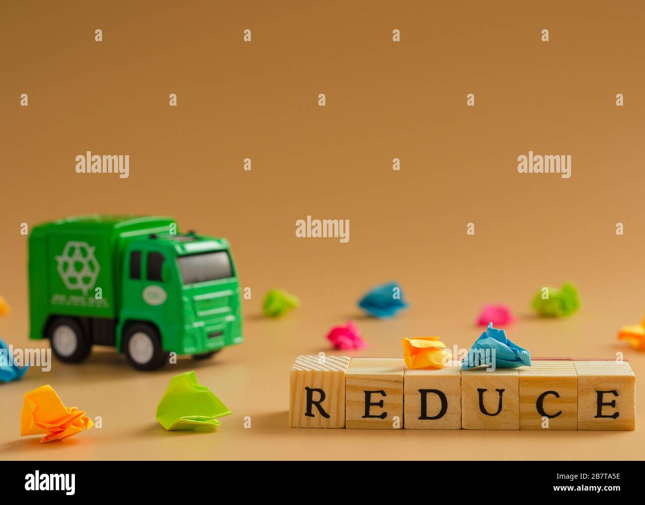 Wörter, die aus Buchstaben auf Holzwürfeln gefaltet sind, reduzieren, wiederverwenden, recyceln 6 Stockfoto