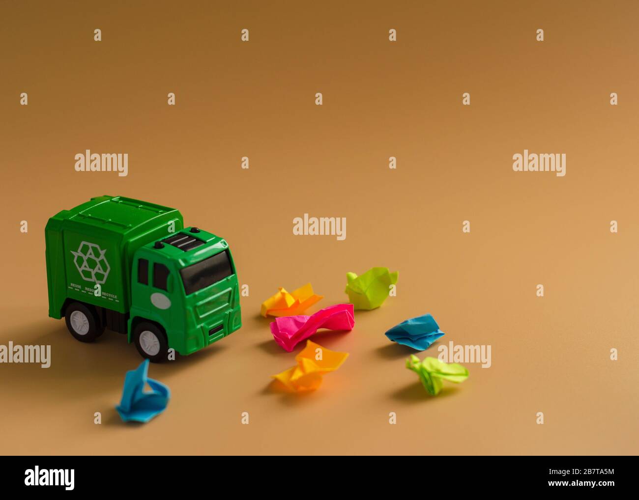 Wörter aus Buchstaben auf Holzwürfeln reduzieren, wiederverwenden, recyceln Stockfoto