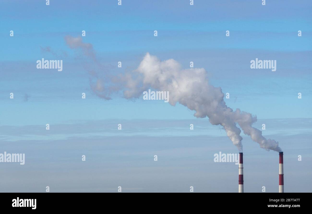 Rauchende Kamine gegen den blauen Himmel 2 Stockfoto