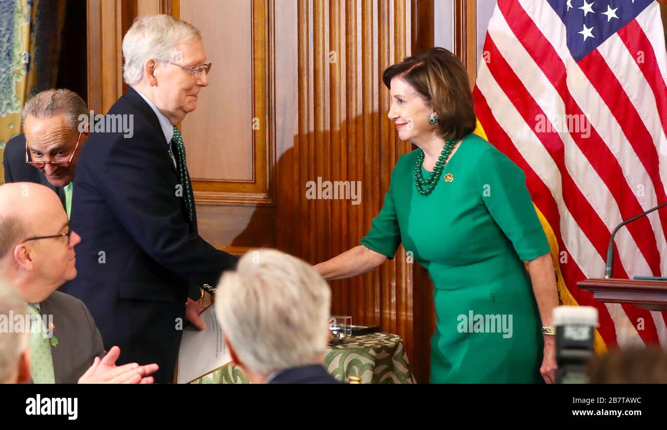 Nancy Pelosi, Sprecherin des Repräsentantenhauses der Vereinigten Staaten, schüttelt mit Senator Mitch McConnell während des Mittagessen des Speaker auf dem Kapitolshügel in Washington DC während des Besuchs des Taoiseach in den USA die Hände. Stockfoto